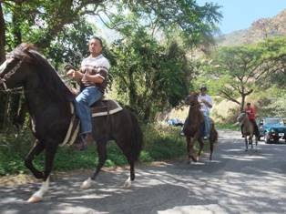 Cavaliers sur les routes de montagne