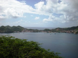 Bourg des Saintes vu de l'îlet Cabrit