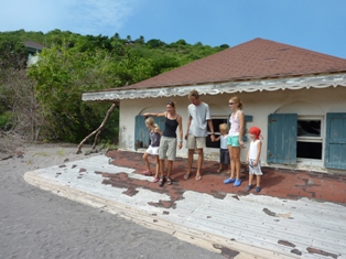 Famille sur le toit de sa maison