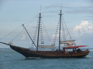 Bateau pirate allant à l'abri