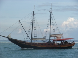 Bateau pirate allant  l'abri