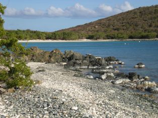 Plage de cailloux à Salt Pond Bay