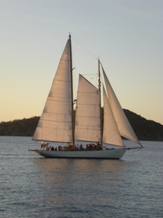 Voilier  Maho Bay au soleil couchant